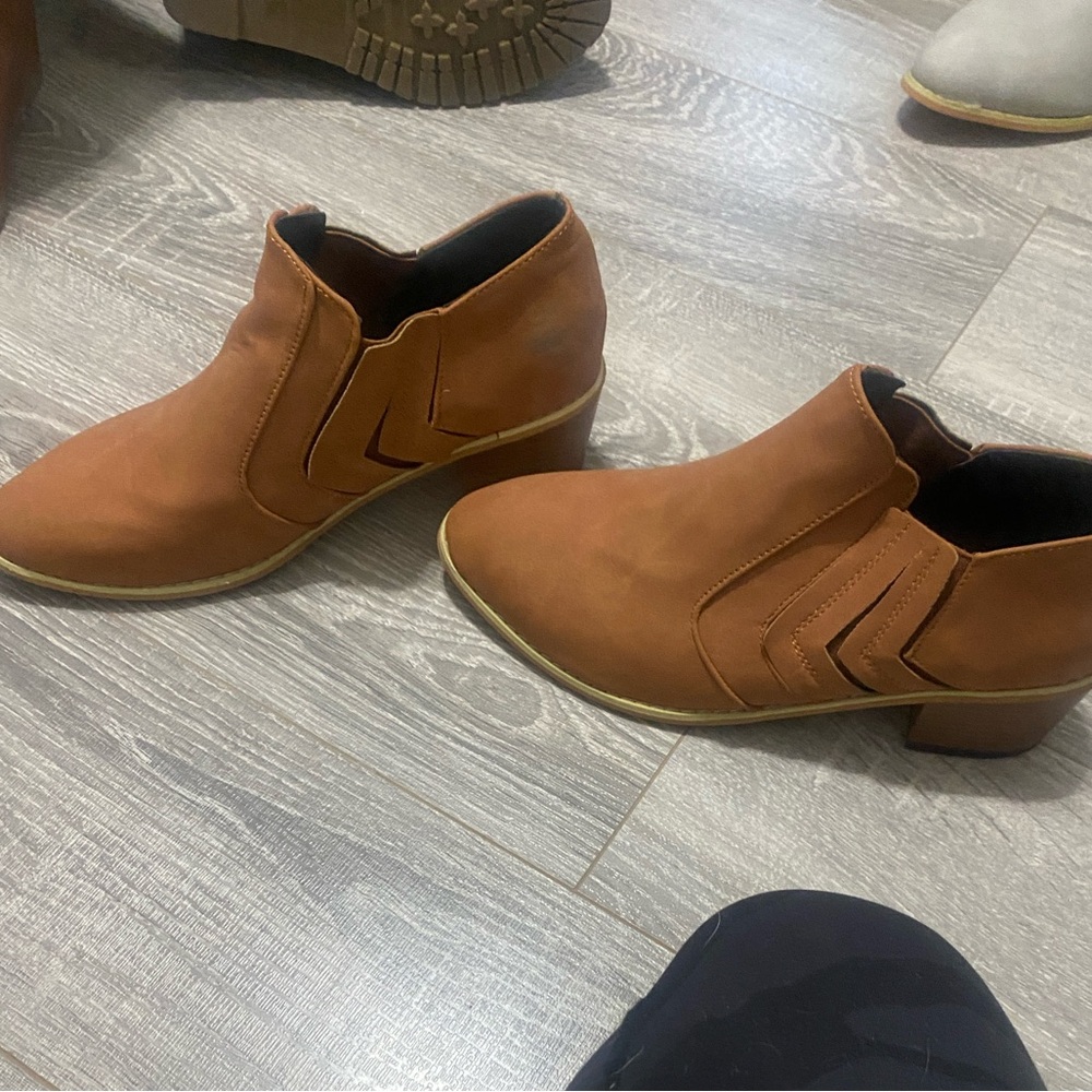 Ankle boots
Size: 7
Tan
Never been worn